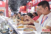 占卜软件“嗦粉”经济火热 中国多地“食力”出圈